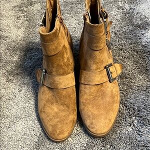 Tan Suede Women’s ankle Boots size 5.5 like new condition